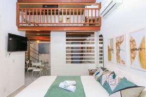 ein Schlafzimmer mit einem Bett und einem Balkon in der Unterkunft Solar Água Pipa- Summer Pipa in Pipa