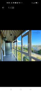 una imagen de una habitación con una ventana grande en Двухкомнатная квартира в самом центре Актобе, en Aktobe