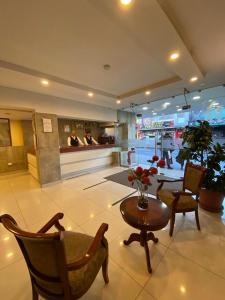 a lobby with chairs and a table in a building at Hotel Nicolás Temuco in Temuco