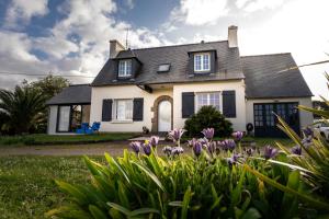 ロキレックにあるBelle villa à 150m de la plage.の紫の花の家