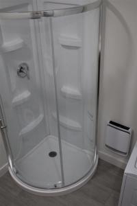 een badkamer met een glazen douchecabine bij Gibsōn in Piopolis