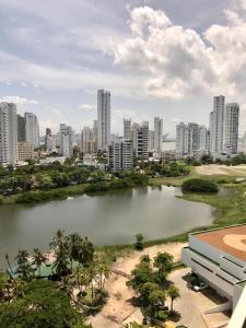 um lago em frente a uma cidade com edifícios altos em Apartamento totalmente equipado a media cuadra de la playa del Laguito em Cartagena das Índias