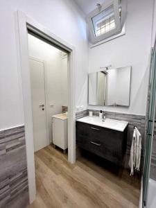 La salle de bains est pourvue d'un lavabo et d'un miroir. dans l'établissement Grano - appartamento Lecce centro, à Lecce