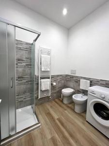 La salle de bains est pourvue d'un lave-linge et de toilettes. dans l'établissement Grano - appartamento Lecce centro, à Lecce