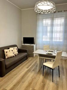 - un salon avec un canapé et une table dans l'établissement Grano - appartamento Lecce centro, à Lecce