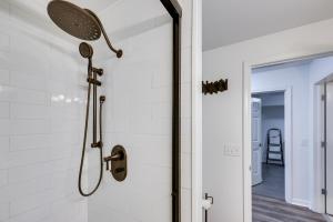 een douche in de badkamer met een spiegel bij Waterfront Eureka Springs Vacation Rental with Deck in Eureka Springs