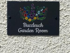 um sinal para uma sala de jardim numa parede em Buccleuch Garden Room em Fort William