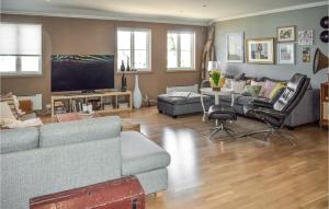 een woonkamer met een bank en een tv bij 3 Bedroom Beautiful Apartment In Gamle Fredrikstad in Vaterland