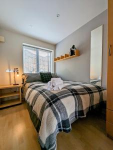 een slaapkamer met een bed en een raam bij Quayside apartment with riverside views & parking in Newcastle upon Tyne
