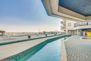 Bazén v ubytování Ocean Bay Club 1201 nebo v jeho okolí