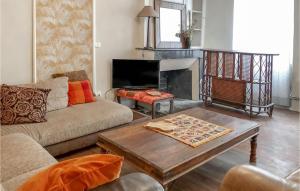 ein Wohnzimmer mit einem Sofa und einem Couchtisch in der Unterkunft 3 Bedroom Awesome Home In Sault-de-navailles in Sault-de-Navailles
