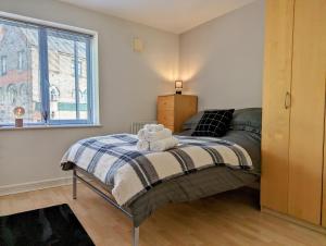 1 dormitorio con 1 cama con toallas en Quayside apartment with riverside views & parking, en Newcastle