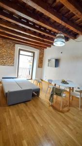 een kamer met een bed en een tafel en stoelen bij Apartamento casco antiguo tarragona in Tarragona