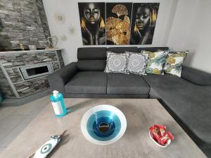 un soggiorno con divano e tavolo di Anastasia's apartment with yard ad Atene