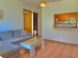 uma sala de estar com um sofá e uma mesa de centro em Apartamento Ultreia - Estorde em Cee