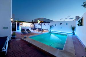 una piscina en el patio trasero de una casa en Casa Chloe Tias, en Tías