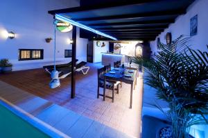 Un patio con una mesa y sillas en una casa. en Casa Chloe Tias, en Tías