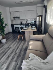 Η κουζίνα ή μικρή κουζίνα στο Dreams Apartment Vilafortuny +36 φωτογραφίες