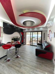 - un salon avec un canapé, une table et des chaises dans l'établissement La casa di SELLY 2 - A Due Metri Dal Mare-, à Bergeggi