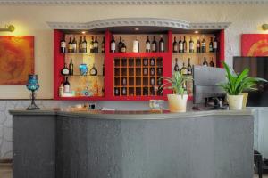un bar con un montón de botellas de vino en Hotel Mira Mare, en Heiligenhafen