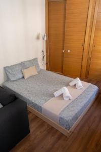 1 dormitorio con 1 cama con 2 toallas en Puerta Real Luxury Apartments Granada, en Granada