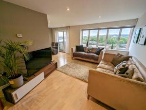 una sala de estar con 2 sofás y una ventana grande en Quayside apartment with riverside views & parking en Newcastle