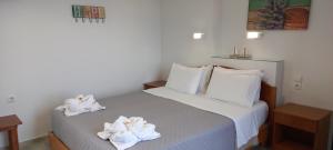 A bed or beds in a room at Aspri Petra Apartments