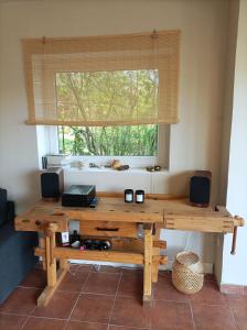 - une table en bois dans une chambre avec fenêtre dans l'établissement Hillside Nagymaros, à Nagymaros