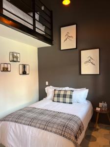 1 dormitorio con 1 cama con manta a cuadros en Hostal de la Montaña en Mazamitla