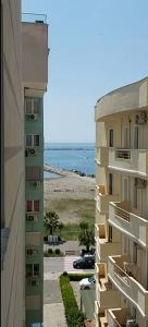 - Vistas a la playa desde 2 edificios en Family Residence en Shëngjin