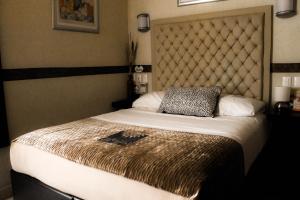 een slaapkamer met een groot bed met een gouden sprei bij Villas y Suites Paraiso del Sur in Cuernavaca