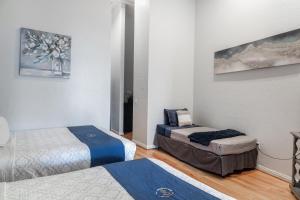 a room with two beds in a room at Greely Gaslamp - Loft W Parking & 4 Beds #201 in San Diego