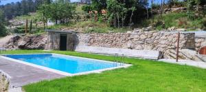 A piscina em ou perto de Quintinha de Pinouco