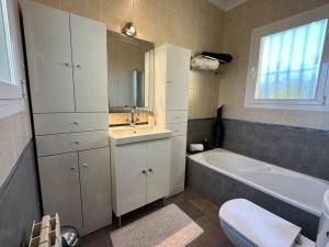 Ванна кімната в Beautiful Villa Close to Moraira and Xabia
