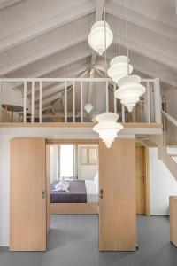 מיטה או מיטות קומותיים בחדר ב-Chalki Sunrise Suites