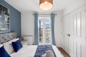 1 dormitorio con cama y ventana grande en Luxnightzz - Clarendon Heights - Stylish Two-Bedroom Apartment, en Colchester