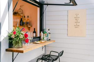 un bar con una mesa con flores y botellas de vino en Viking Inn, en Solvang