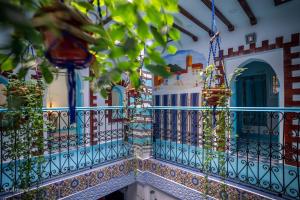- un balcon dans une maison bleue et blanche dans l'établissement Dar Qaysar, à Chefchaouen