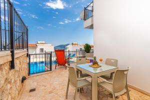 The swimming pool at or close to Talia Apart