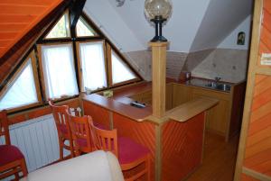 eine Küche mit einer Theke und einigen Fenstern in der Unterkunft Apartma Mihovc in Kamnik