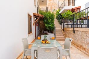 A balcony or terrace at Talia Apart