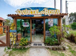 um restaurante com uma placa na frente em Pousada - Quintal do Rosa na Praia do Rosa