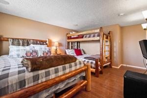 Ένα ή περισσότερα κρεβάτια σε δωμάτιο στο Tannersville Tranquility +24 φωτογραφίες