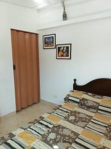 um quarto com uma cama com uma colcha em Giuli Room em San Salvador de Jujuy