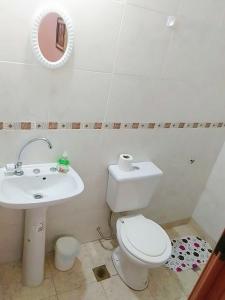 uma casa de banho com um WC e um lavatório em Giuli Room em San Salvador de Jujuy