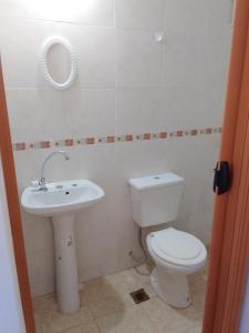 łazienka z toaletą i umywalką w obiekcie Giuli Room w mieście San Salvador de Jujuy
