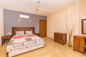 A bed or beds in a room at Talia Apart