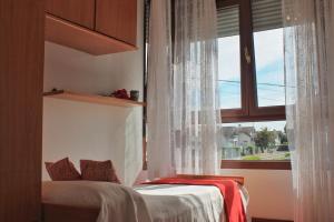 una camera con un letto e una grande finestra di A Estribor - 20001 ad Argoños