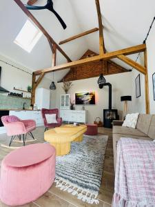een woonkamer met roze meubels en een tafel bij Baryczanka SLOW HOME in Przygodzice