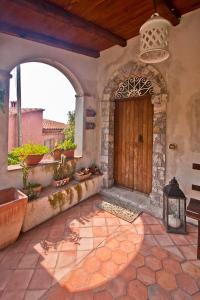 Casa con puerta de madera y patio en Bed and Breakfast Tenuta Palmieri en Cersuta di Maratea